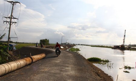 Một tuyến đê bao kết hợp giao thông nông thôn ở huyện Hồng Ngự vừa được đưa vào sử dụng, giúp chủ động sản xuất nông nghiệp.