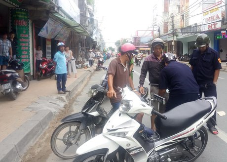 2 đối tượng tàng trữ ma túy bị lực lượng dân phòng khống chế bắt quả tang.