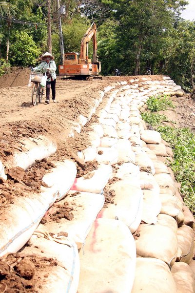 Mô hình kè mềm phòng chống sạt lở được thí điểm tại xã Long Phước (Long Hồ) có nhiều khả năng ứng dụng trên địa bàn tỉnh.