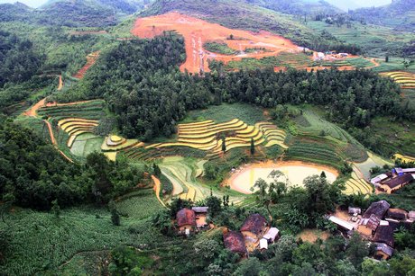 Một trong hai hồ nước không bao giờ cạn, được gọi là “Mắt rồng” trên đỉnh Lũng Cú.