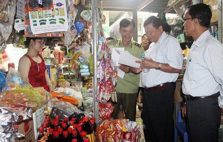  Đoàn tìm hiểu tình hình buôn bán và nhận thức của tiểu thương về ATTP tại chợ Tân Lược. 