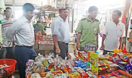 Đoàn khảo sát thực tế tại chợ Tân Lược.