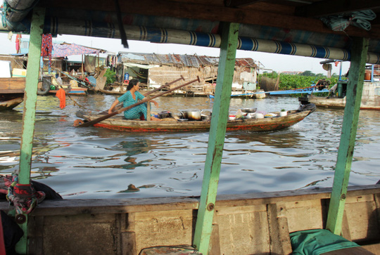 Một thuyền nhỏ khác bán đồ ăn sáng