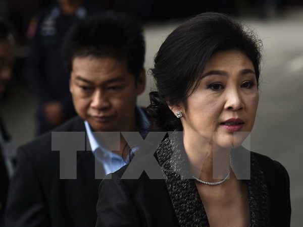 Cựu Thủ tướng Thái Lan Yingluck Shinawatra (phải) tại Tòa án tối cao ở thủ đô Bangkok ngày 1/8. (Nguồn: AFP/TTXVN)