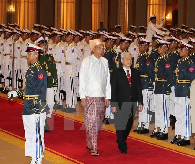 Tổng thống Myanmar Htin Kyaw và Tổng Bí thư Nguyễn Phú Trọng duyệt đội danh dự. (Ảnh: Trí Dũng/TTXVN)