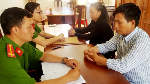 Hai đối tượng giả danh nhân viên Viettel tại Công an Huyện Thới Bình. Ảnh: Công an cung cấp