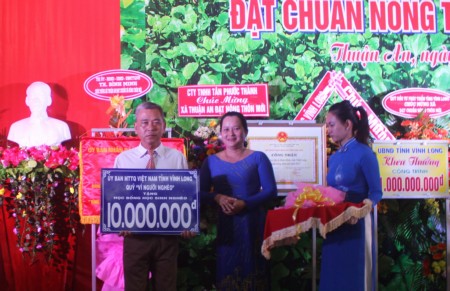 Bà Lê Thị Lệ Uyên- Phó Chủ tịch UBMTTQ Việt Nam tỉnh Vĩnh Long trao biểu trưng hỗ trợ học bổng 10 triệu đồng trích từ Quỹ “Vì người nghèo”. 
