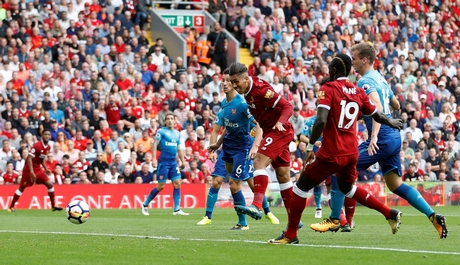 Pha đánh đầu mở tỉ số cho LIverpool của Firmino. Ảnh: REUTERS