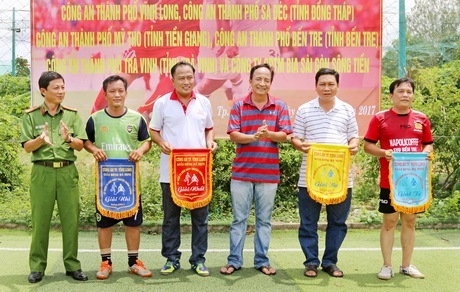 Ông Hồ Quyết Tiến (Phó trưởng Công an TP Vĩnh Long, thứ ba phải sang) trao thưởng cho các đội bóng đạt giải.