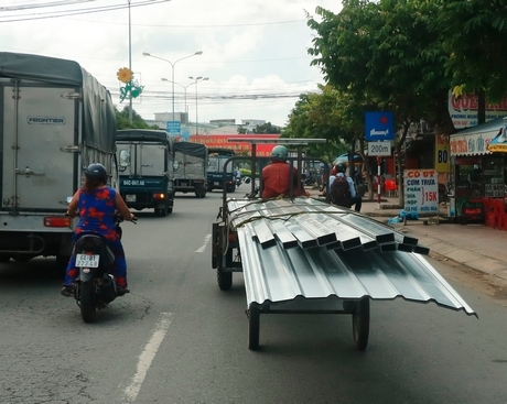 Một phương tiện tự chế chở tôn quá khổ lại không có dấu hiệu cảnh báo người đi đường. Ảnh chụp trên đường Phó Cơ Điều (Phường 3- TP Vĩnh Long).