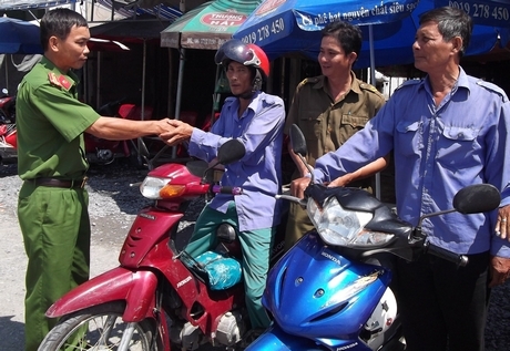 Công an TX Bình Minh chia sẻ những nguy hiểm về “hiệp sĩ” của CLB xe honda khách PCTP xã Thuận An.