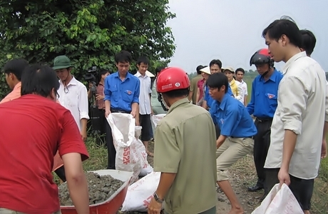 Chi hội CCB và Chi đoàn Thanh niên Sở Thông tin- Truyền thông và xã Thành Trung tham gia nâng cấp tuyến đường nông thôn.