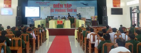 Các đại biểu tham quan họp sở chỉ huy tình trạng khẩn cấp.
