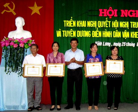 Ông Huỳnh Bá Long- Bí thư Đảng ủy cơ sở tặng giấy khen cho cá nhân tiêu biểu xuất sắc trong xây dựng mô hình “Dân vận khéo” 3 năm 2015- 2017.