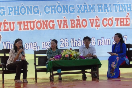 Các diễn giả tương tác hỏi- đáp với phụ huynh, học sinh tại buổi truyền thông.