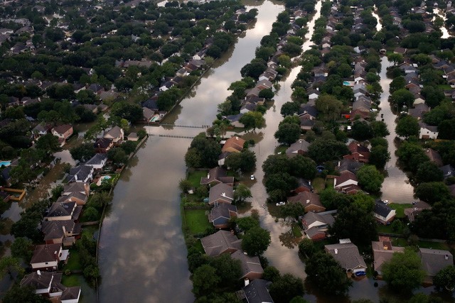 Nhà cửa ở Tây bắc Houston vẫn ngập trong nước ngày 30/8 - Ảnh: Reuters