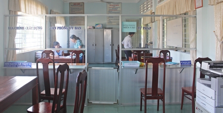 Gần 8 giờ sáng, một số CB, CC tại bộ phận một cửa ở xã Trường An không có mặt tại vị trí làm việc.