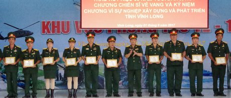 Có 401 quân nhân được nhận Kỷ niệm chương Vì sự nghiệp xây dựng và phát triển tỉnh Vĩnh Long