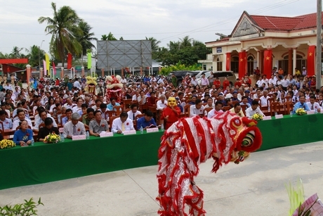 Đại biểu và nhân dân đến dự buổi lễ công nhận.