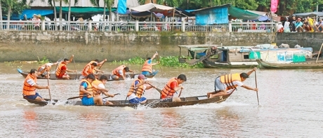 Trận tranh bán kết 2, Bình Phước (phía góc gần) thắng Thị trấn Cái Nhum.