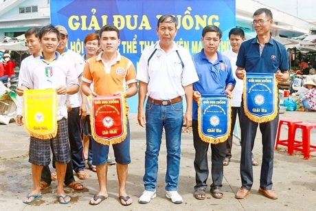 Trần Văn Bé Sáu- Phó Phòng Văn hóa Thông tin, Giám đốc Trung tâm TDTT huyện trao thưởng cho các đội đạt thành tích cao.