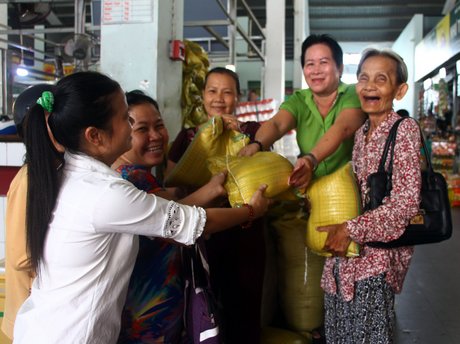  Chị Nguyễn Thị Thảo tặng gạo cho người nghèo ở TP Vĩnh Long