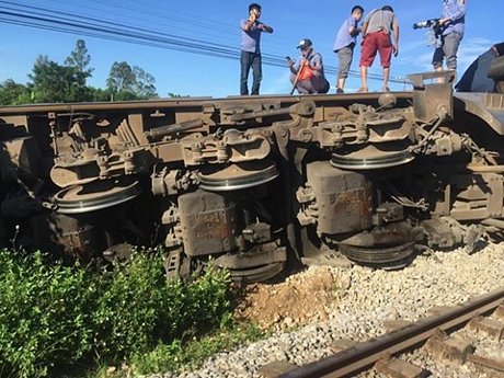 Phải mất hơn 13 tiếng đồng hồ, đầu tàu SE3 bị lật do va chạm với máy xúc mới được giải phóng khỏi đường ray, thông tuyến đường sắt Bắc Nam