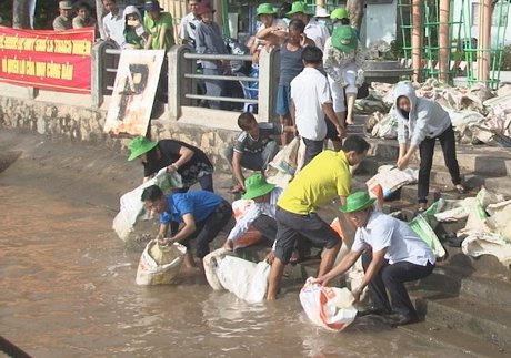 Hơn 1 triệu con cá giống được thả ra sông Tiền. Ảnh M.A.