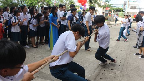 Sau lễ là hội với các trò chơi dân gian của học sinh trường.