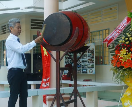 Thầy Nguyễn Phước Điền- Quyền Hiệu trưởng Trường THPT Hòa Ninh đánh hồi trống khai giảng năm học 2017-2018.