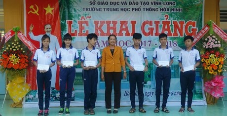 Các em học sinh giỏi, có hoàn cảnh khó khăn được tiếp sức những phần học bổng ý nghĩa trong năm học mới.