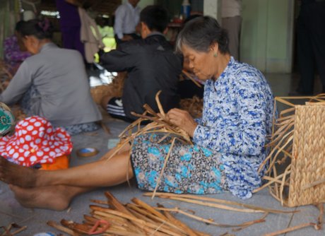 Từ các mô hình dạy nghề tiểu thủ công nghiệp, giờ đây nhiều lao động nữ nông thôn xem đây là nguồn thu nhập chính.