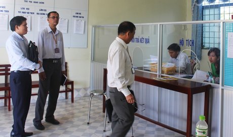 Đoàn kiểm tra tại bộ phận tiếp nhận và trả hồ sơ xã Tân Bình.