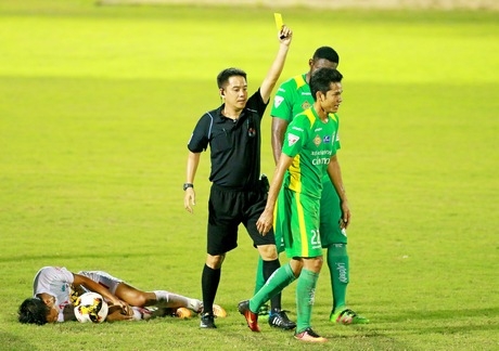 Trọng tài phạt thẻ vàng với cầu thủ XSKT Cần Thơ trong trận gặp Hoàng Anh Gia Lai.