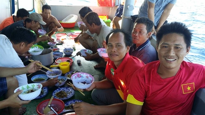 Bữa cơm hàng ngày trên tàu cá vỏ thép