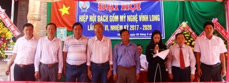 Ban chấp hành mới ra mắt đại hội.