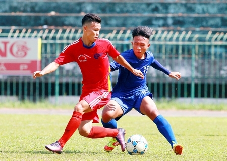 Pha tranh bóng của Tấn Hoài (7- Đồng Tháp, áo đỏ) với Thái Bảo (15- Vĩnh Long).