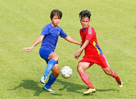 Pha tranh bóng của Hữu Nghĩa (19- Đồng Tháp, áo đỏ) với Chí Hơn (9- Vĩnh Long).