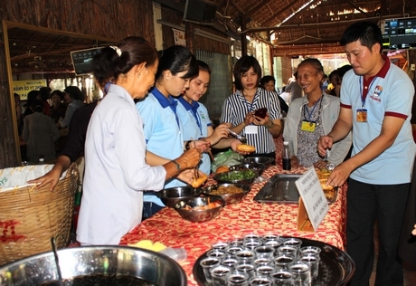 Đông đảo các nhà từ thiện, tỉnh nguyện viên và du khách đến từ khắp các tỉnh, thành đến dự lễ hội.