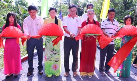 Đại diện lãnh đạo địa phương cùng nhà tài trợ cắt băng khánh thành cầu Bờ Tràm Cụt