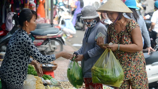 Dư luận băn khoăn tăng thuế VAT sẽ ảnh hưởng đến dân nghèo. Ảnh: tuoitre.vn