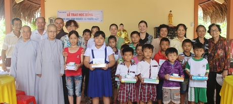 Chi hội Từ Tâm và các đoàn thể trong xã trao học bổng, dụng cụ học tập cho học sinh nghèo. 