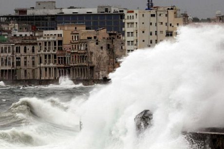 Sóng lớn đánh vào bờ do siêu bão Irma. Ảnh: Reuters.