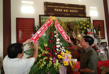 Bí thư Tỉnh ủy- Trần Văn Rón và Chủ tịch UBND tỉnh- Nguyễn Văn Quang  dâng hoa viếng Giáo sư, Viện sĩ Trần Đại Nghĩa