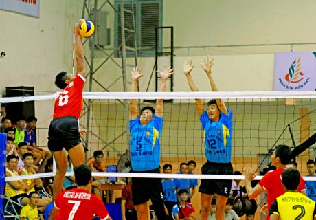 Pha tranh bóng XSKT Vĩnh Long (áo xanh) thất bại 0-3 trước Campuchia.