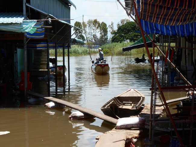 Vỏ lãi là phương tiện duy nhất chở khách từ Châu Đốc qua Tà Mâu.