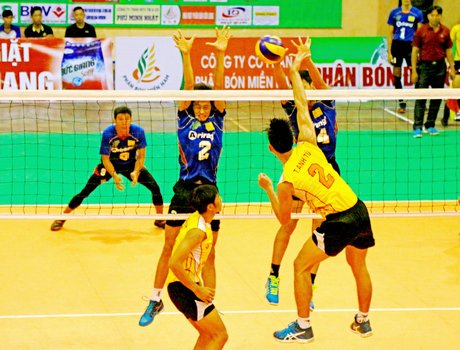 Pha tranh bóng trong trận TP Hồ Chí Minh (áo xanh) thắng Vật liệu xây dựng Bình Dương 3-0. 