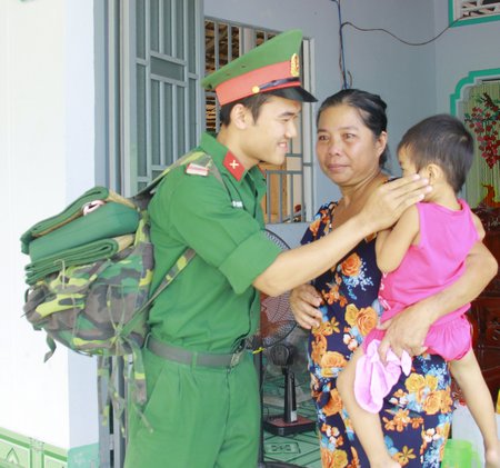 Hành quân dã ngoại, cùng ăn, cùng ở, cùng làm với nhân dân là việc làm thường xuyên của bộ đội, thắt chặt thêm tình đoàn kết quân dân.