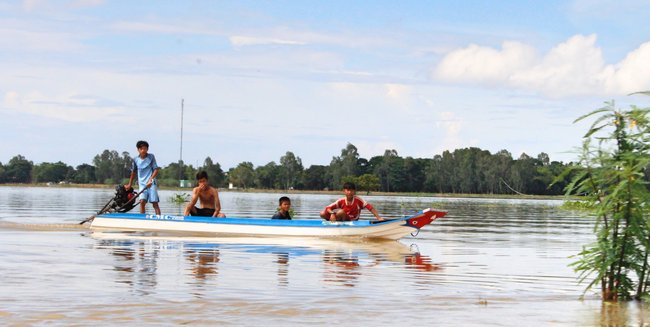 Mùa nước về, phương tiện di chuyển trên đồng là những chiếc vỏ lãi, ngay cả các em thiếu niên cũng điều khiển được.