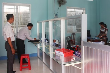 Một số cán bộ thuộc bộ phận một cửa (xã Phước Hậu) vắng mặt tại vị trí làm việc trong thời điểm kiểm tra.